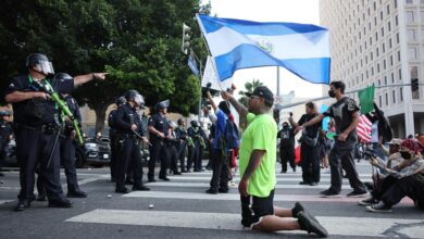 Voces latinoamericanas desafiando la cacería migratoria siguen inundando Los Ángeles