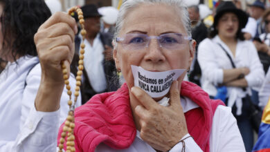 Colombianos protestan en silencio mientras ataques rebeldes sacuden la temporada electoral